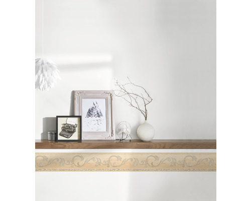 Wohnraum mit Bordüre, Dekoration und Bildern