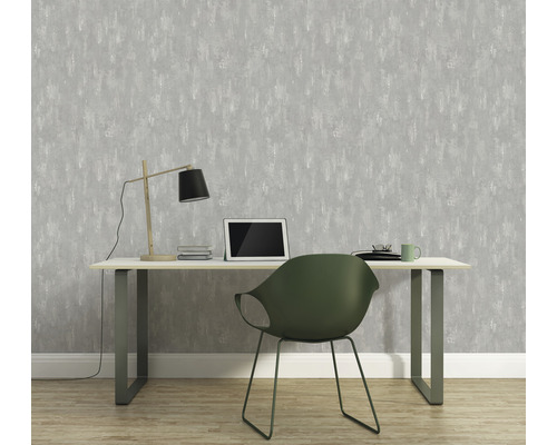 Büroszene mit grauer Tapete, Schreibtisch, Lampe und Stuhl