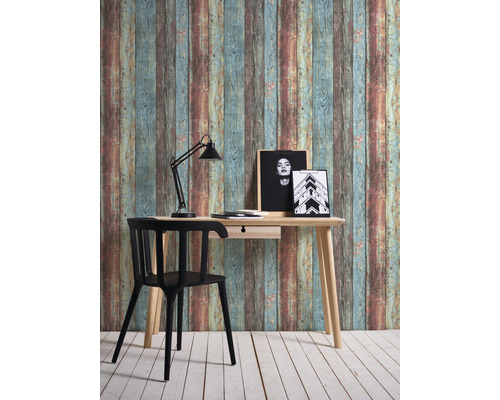 Büroszene mit Schreibtisch, Stuhl, Lampe und Holzpaneel-Tapete