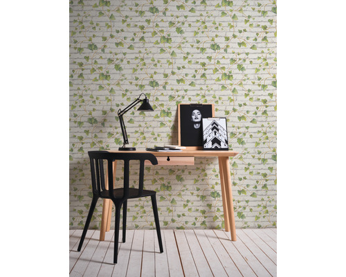 Zimmer mit Schreibtisch, Stuhl, Lampe und einer Tapete mit Ziegel- und Efeumuster