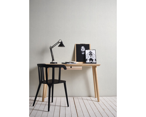 Schreibtisch mit Schreibtischlampe, Stuhl und Bildern für ein Arbeitszimmer