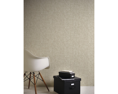 Raumansicht mit Textiltapete, Stuhl und Aufbewahrungsboxen.