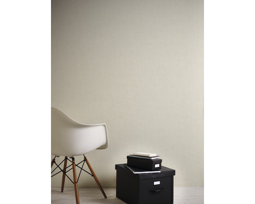 Innenraumansicht mit Struktur Tapete an der Wand, ergänzt durch einen Stuhl und Aufbewahrungsboxen