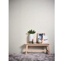 Dekorative Szene mit Sternentapete, Tisch und Wohnaccessoires