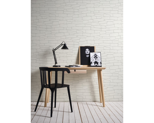 Einrichtung mit Schreibtisch, Stuhl und Tapete im Steinwanddesign