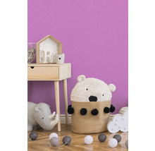 Kinderzimmer mit Holztisch, Spielzeug-Aufbewahrung in Bärenform, Stofftier-Nashorn und Lichterkette