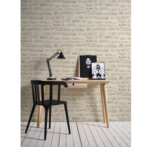 Szene mit Schreibtisch, Stuhl, Lampe und Wand in Steinoptik für ein modernes Arbeitszimmer.