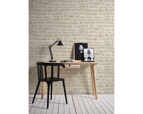 Szene mit Schreibtisch, Stuhl, Lampe und Wand in Steinoptik für ein modernes Arbeitszimmer.