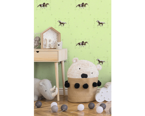 Kinderzimmer mit Pferdetapete, Nachttisch, Spielzeug und Bärenkorb.