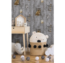 Kinderzimmer mit Holztisch, Bärenkorb und Tiermotivtapete.