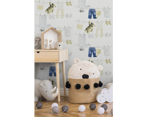Kinderzimmer mit Kindertapete, Nachtkonsole, Bärenkorb, Spielzeug und Lichterkette.