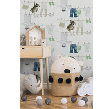 Kinderzimmer mit Wäscheleine Tapete, Holz Nachttisch, Spielzeug und Baumwollkugel Lichterkette.