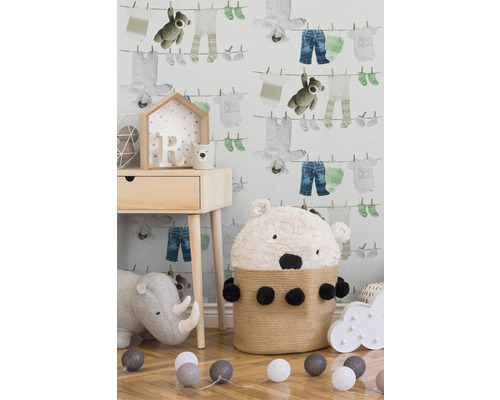 Kinderzimmer mit Wäscheleine Tapete, Holz Nachttisch, Spielzeug und Baumwollkugel Lichterkette.