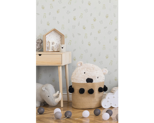 Kinderzimmer mit Nachttisch, Bär Aufbewahrungskorb, Stofftier Nashorn und gemusterter Tapete