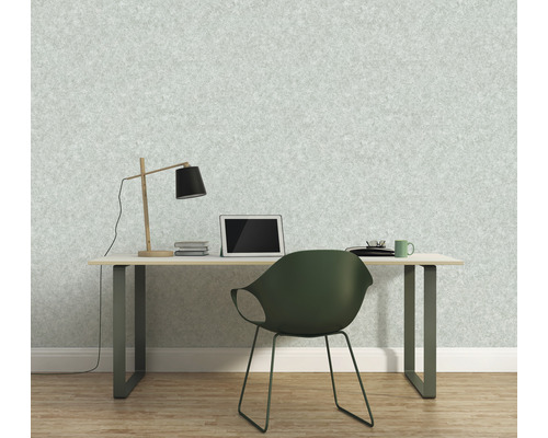 Heller Arbeitsbereich mit Schreibtisch, Stuhl und Vliestapete