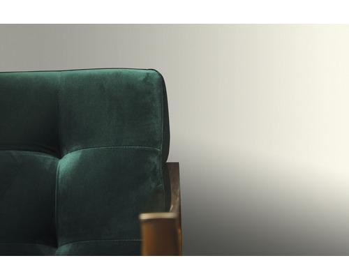 Detailansicht eines grünen Sofas mit gesteppter Rückenlehne.