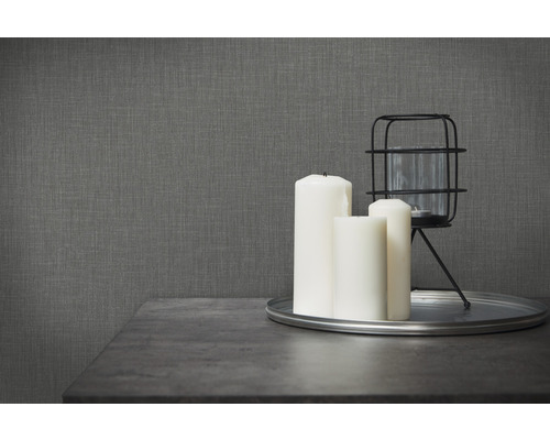 Dekorative Szene mit Kerzen, Kerzenhalter und grauer Strukturtapete