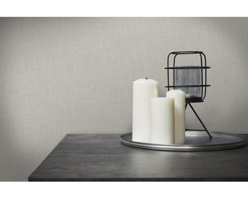 Nahaufnahme einer Tapete mit Stoffstruktur, kombiniert mit Kerzen und Dekoration