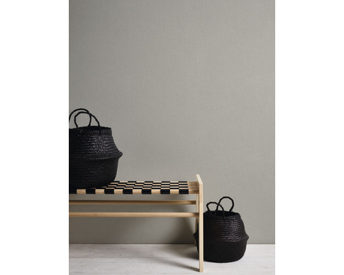Bank mit zwei schwarzen Körben zur Aufbewahrung