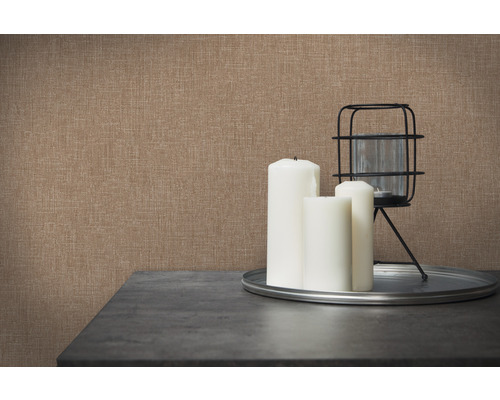 Nahaufnahme einer braunen Textiltapete mit Kerzen und Dekoration