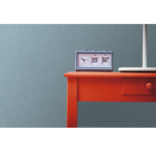 Tisch mit Klappzahlenwecker und Lampe