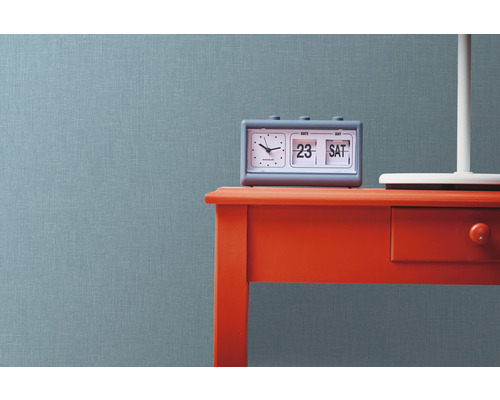 Tisch mit Klappzahlenwecker und Lampe