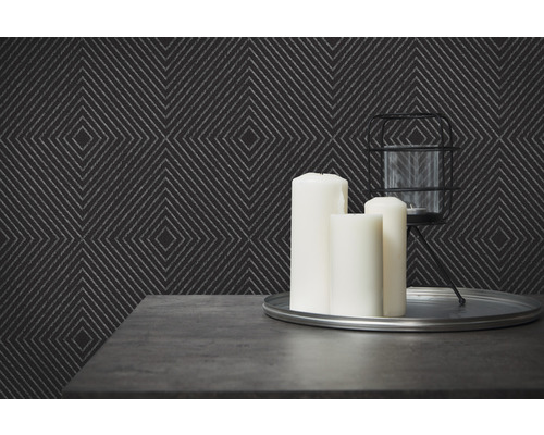 Wohnraum mit geometrischer Tapete, Kerzen und Windlicht