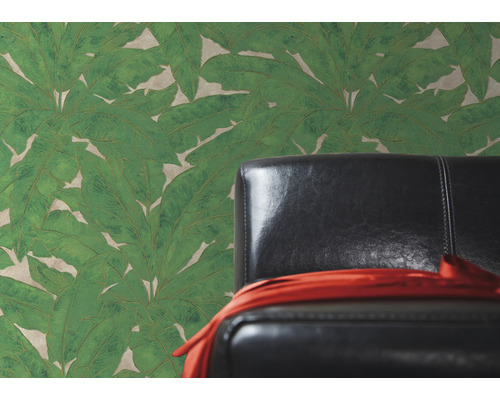 Tapete mit grünem Blattmuster und Stuhl