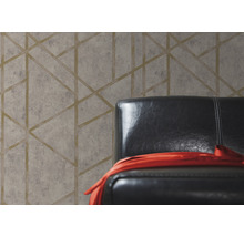 Tapete mit geometrischem Muster und Sessel