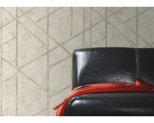 Tapete mit geometrischem Muster im Raum mit Sessel