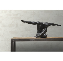 Dekorative Skulptur einer sitzenden Figur auf einem Tisch