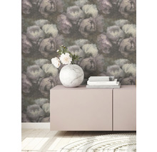 Raumansicht mit Blumentapete, Sideboard, Blumenvase und Büchern