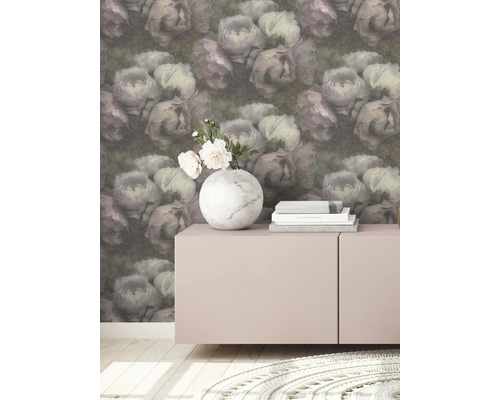 Raumansicht mit Blumentapete, Sideboard, Blumenvase und Büchern