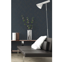 Wohnzimmer mit gemusterter Tapete, Sofa und Stehlampe