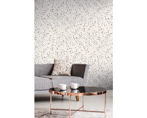 Wohnzimmer mit Terrazzo Tapete, Sofa und Tisch
