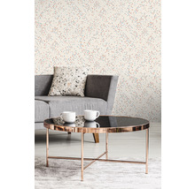 Wohnzimmer mit Terrazzo Tapete, grauem Sofa und Couchtisch