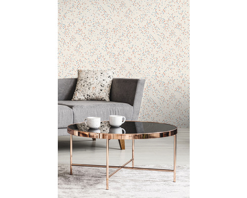 Wohnzimmer mit Terrazzo Tapete, grauem Sofa und Couchtisch