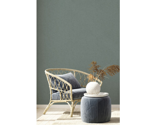 Dekorative Sitzecke mit Rattansessel und Beistelltisch