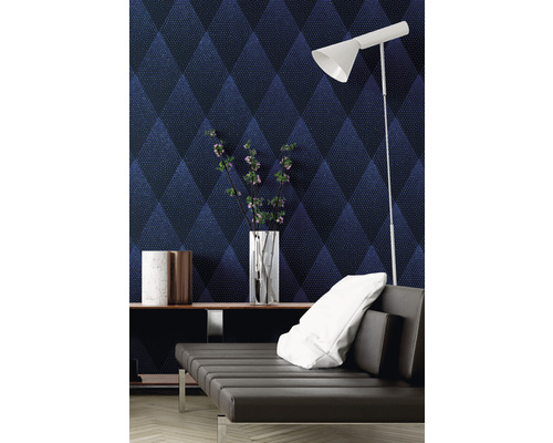 Modernes Wohnzimmer mit Rautenmuster-Tapete, Sofa und Dekorationsgegenständen.