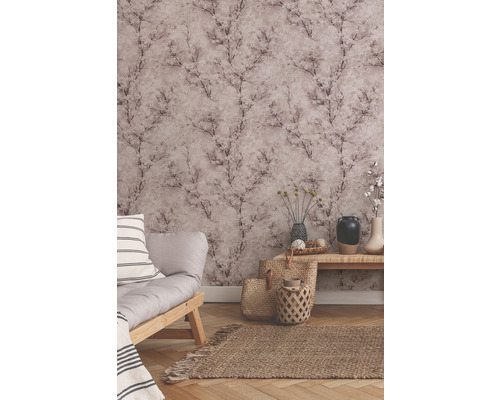 Wohnzimmer mit Couch, Teppich und floral gemusterter Tapete