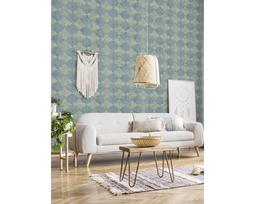 Wohnzimmer mit gemusterter Tapete, Sofa und Holztisch