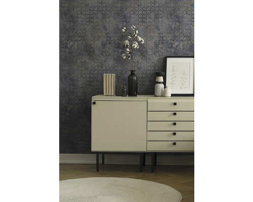 Dekoratives Wohnambiente mit Kommode, Vasen und gemusterter Tapete