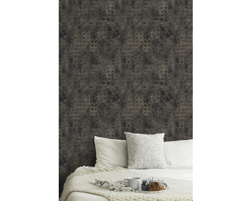 Schlafzimmer mit gemusterter Tapete und Bett