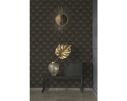 Raum mit Tapete im Art-déco-Stil, Spiegel, Tisch und Dekoration