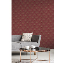 Wohnzimmer mit Art-Déco-Tapete, Sofa und Tisch