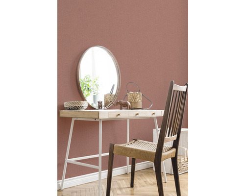 Einrichtung mit Schminktisch, Stuhl und Spiegel vor einer Wand mit einer Textiltapete