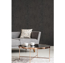 Wohnzimmer mit grauer Couch, gemustertem Kissen und Couchtisch