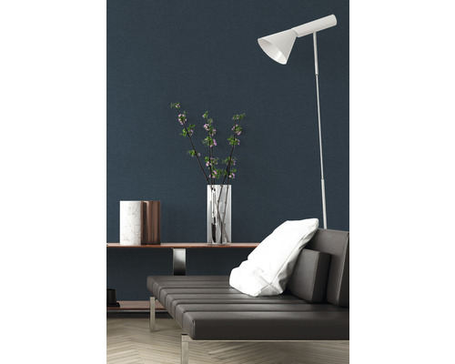 Wohnzimmer mit Liege, Stehlampe und Dekoration