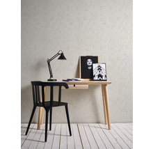 Schreibtisch mit Stuhl, Schreibtischlampe und Dekoration