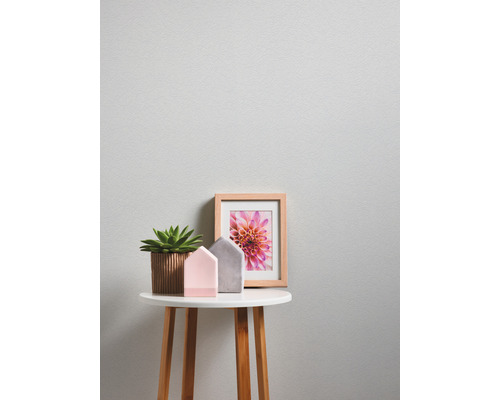 Dekorationen mit Blumentopf, Häusern und Bilderrahmen auf einem Tisch